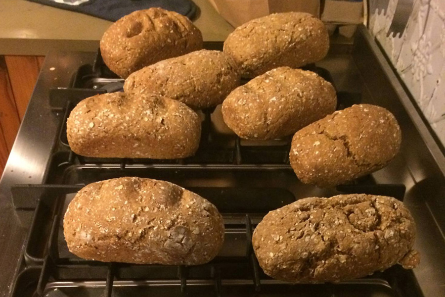 Making breads自製烘培麵包